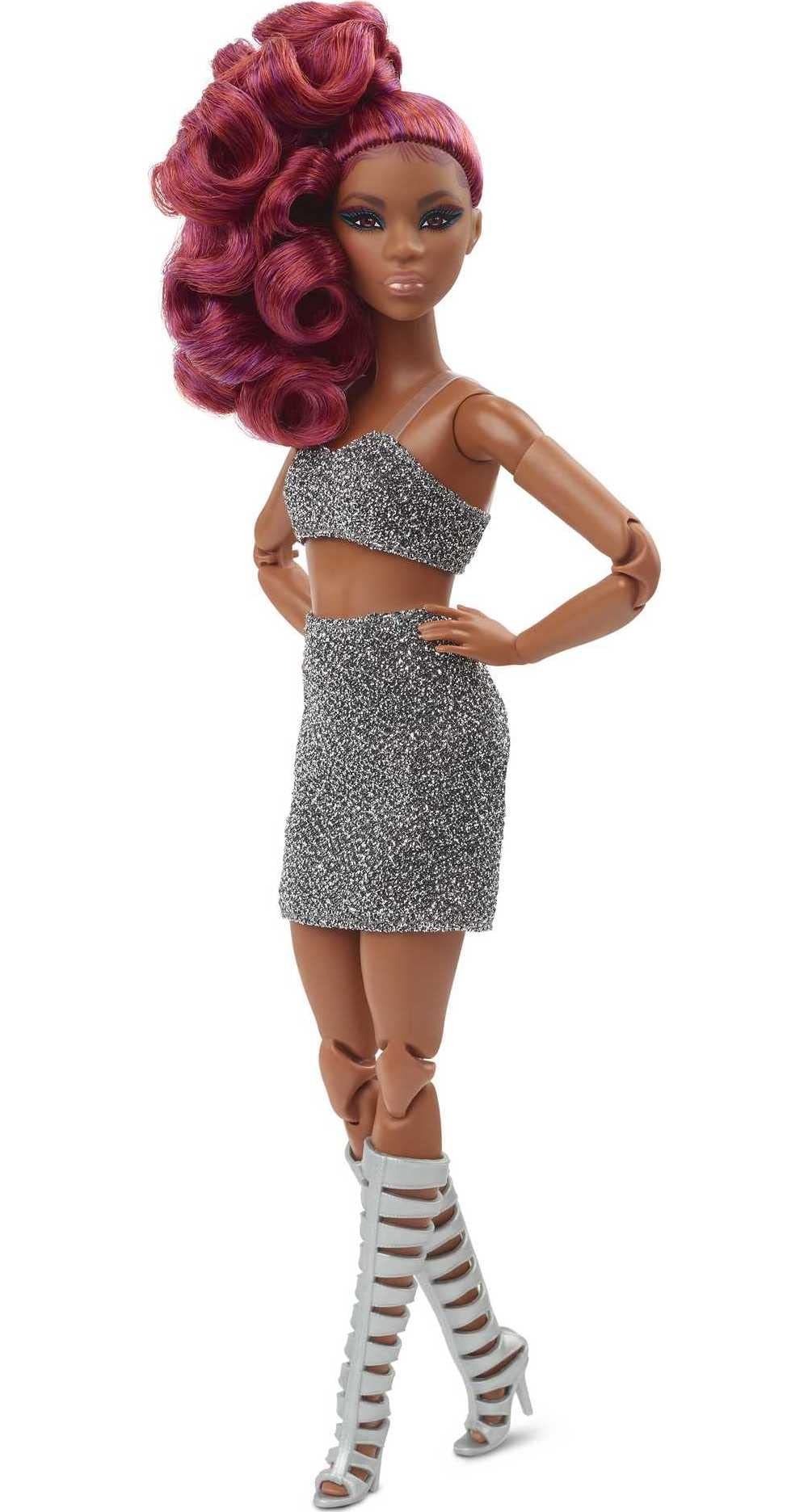 chic  Barbie Signature poupée de Collection articulée Looks aux Cheveux Roux bouclés, vêtue d´un Crop Top pailleté et d´une Jupe, Jouet Collector, HCB77 lKG9gpICb bien vendre
